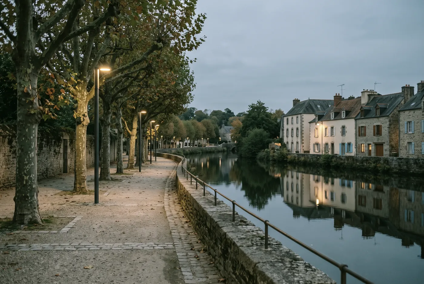 Promenade d'une commune au crépuscule, éclairage public allumé