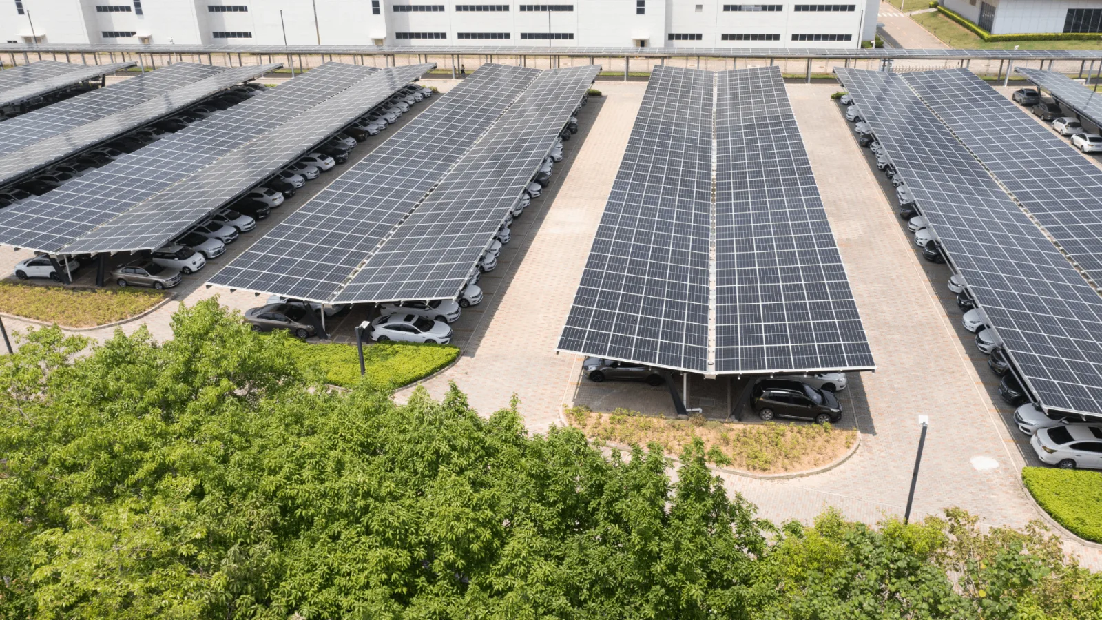 Ombrières photovoltaïques sur un parking d'entreprise